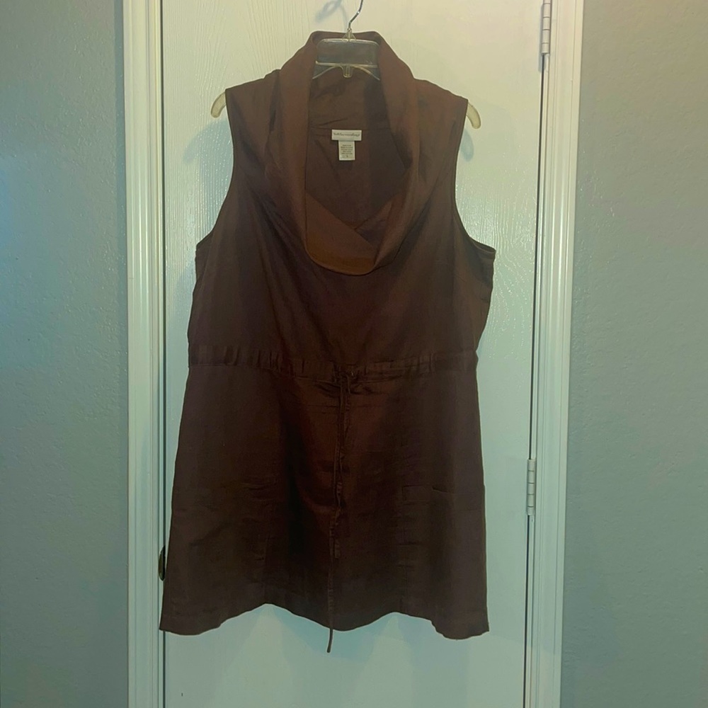 Sleeveless cow neck linen shirt